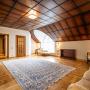 Большая спальня на мансардном этаже с санузлом и гардеробной