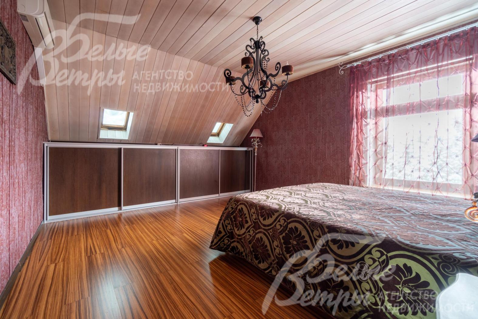 Потолок отделан лиственницей, его украшает эффектная люстра итальянского производства