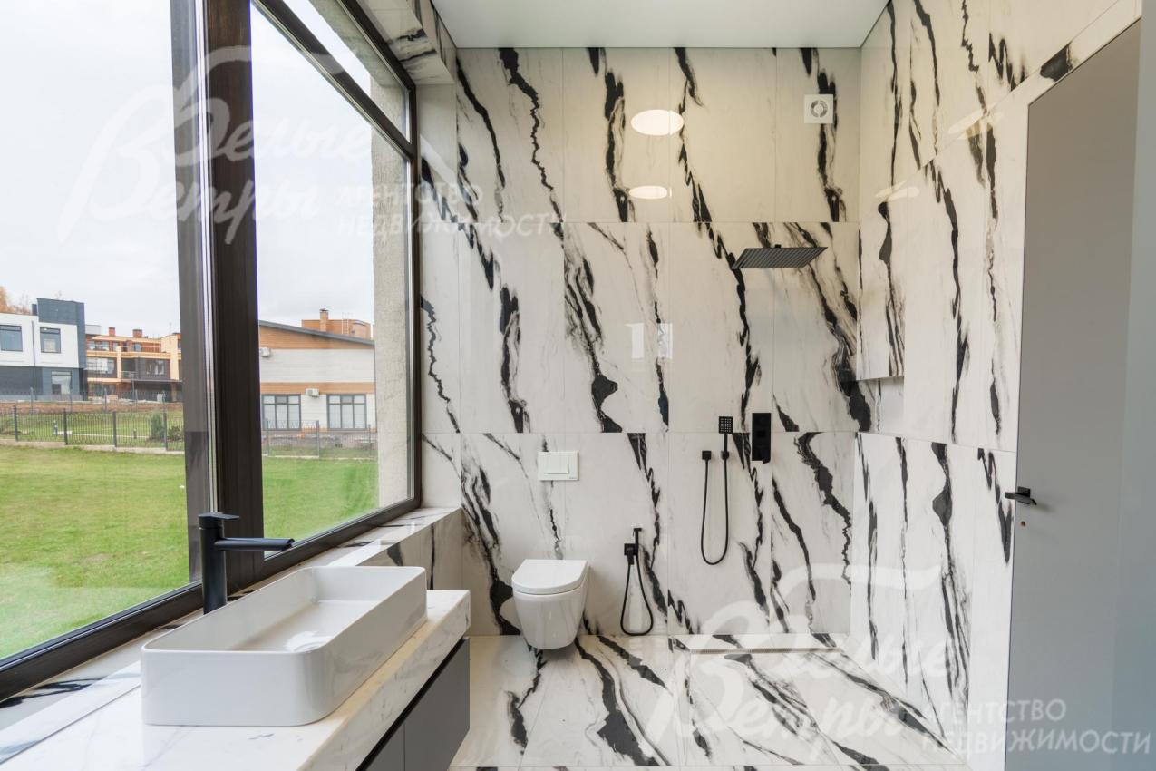 В санузлах - плитка Laparet