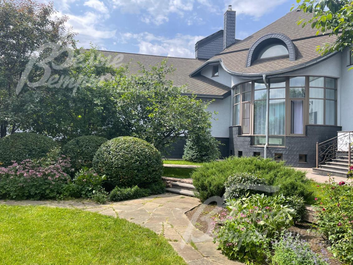 Светлый дом в аренду площадью 500 кв.м в обжитом коттеджном поселке Картмазово