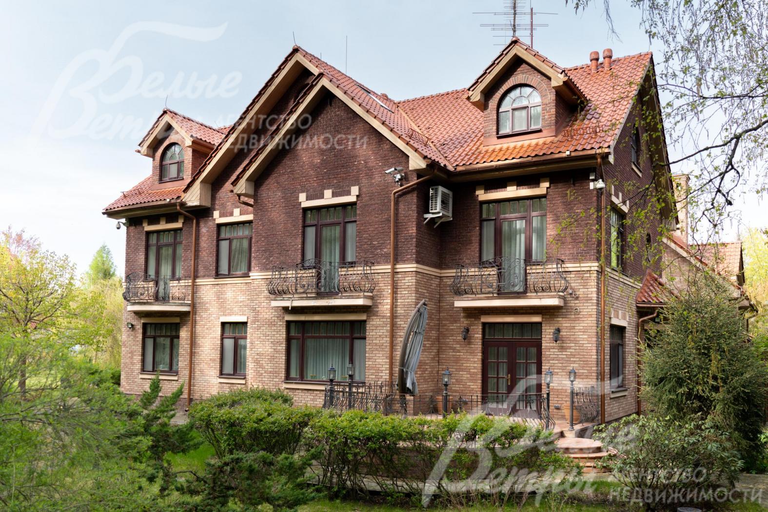 Натуральная немецкая черепица, медный молниеотвод по всей кровле и латунная водосточная система