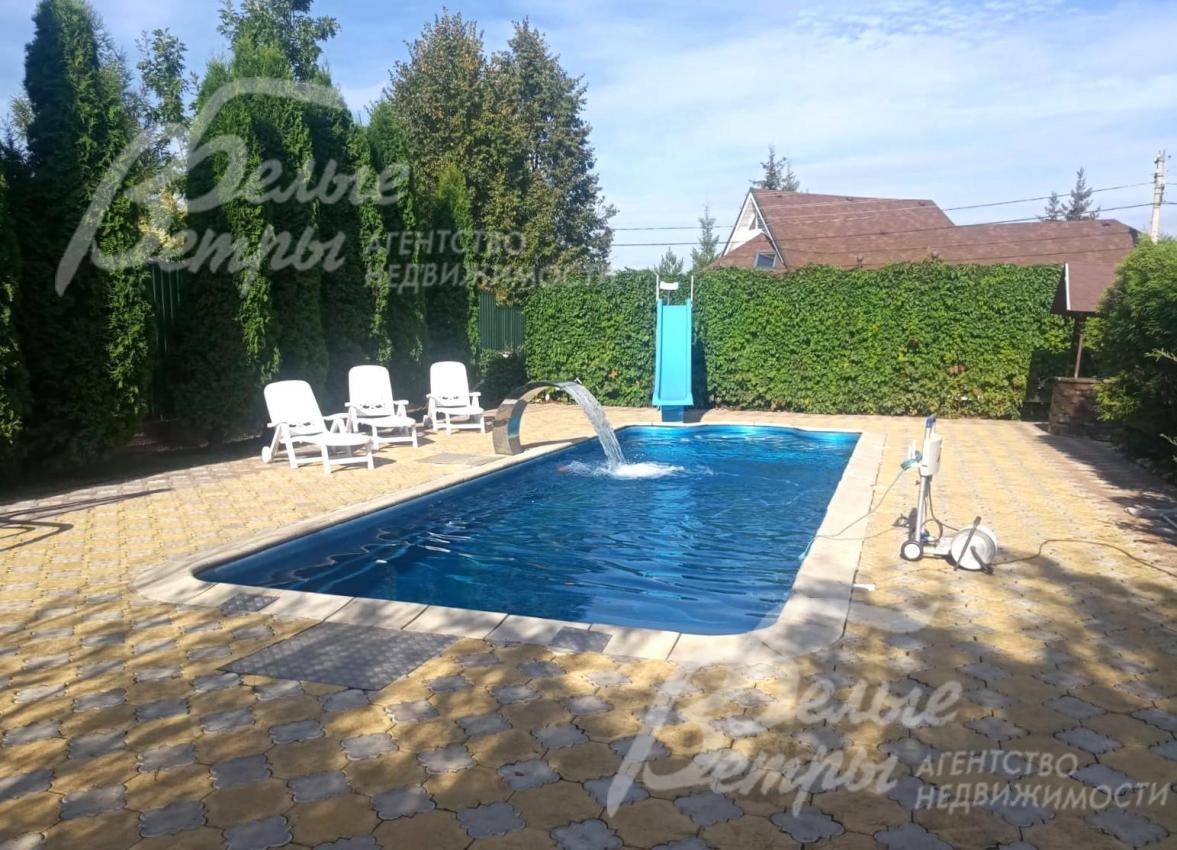 Бассейн с изливом водопада и римским входом