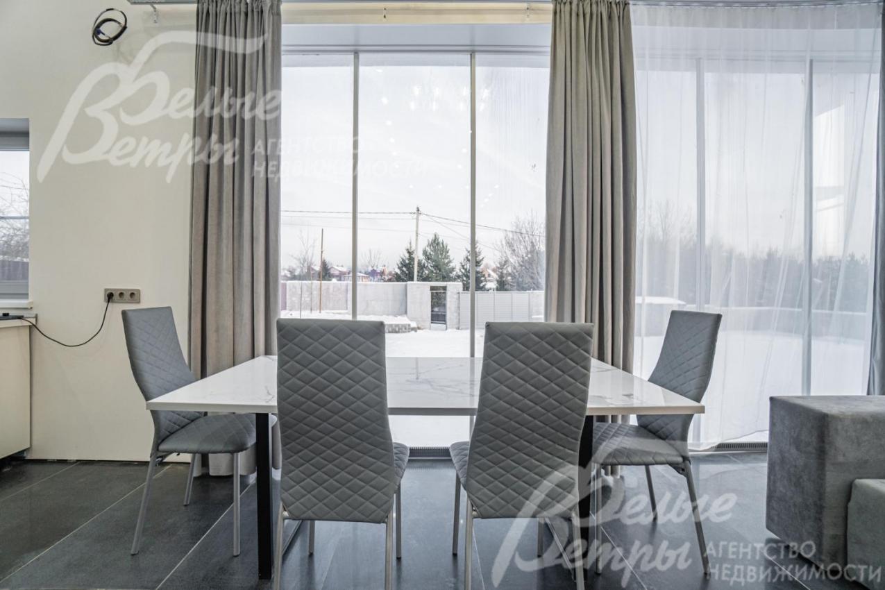 Столовый гарнитур в кухне-гостиной.