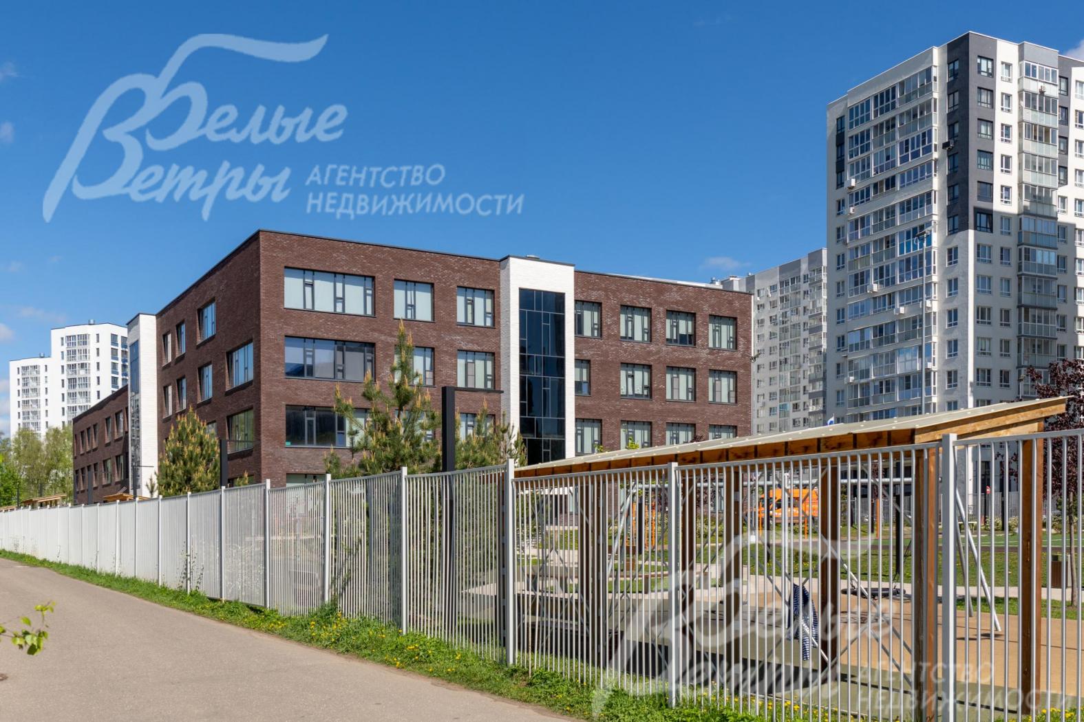 В пешей доступности школа, детские игровые и спортивные площадки.