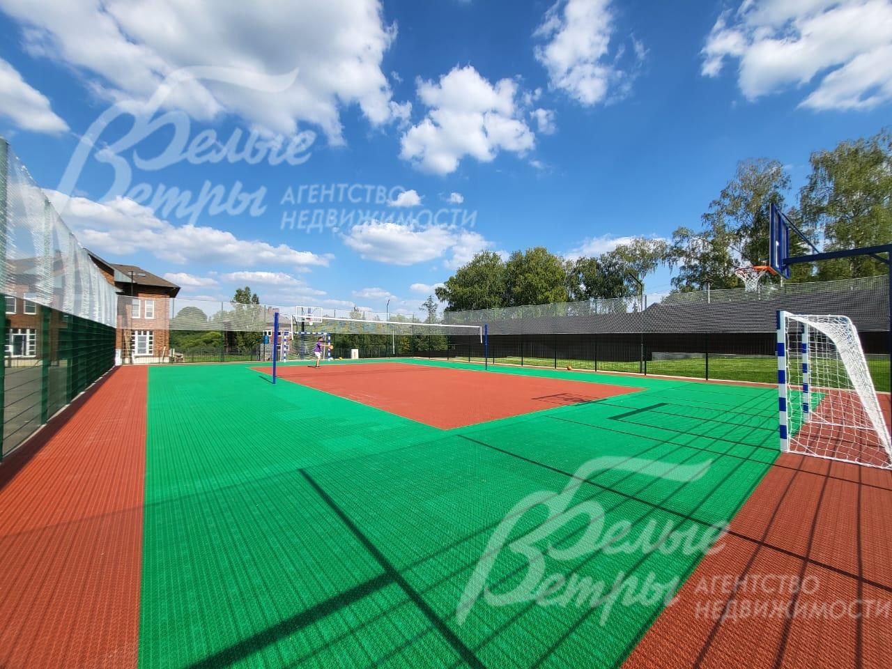 Многофункциональная спортивная площадка (футбол, теннис, баскетбол, волейбол)
