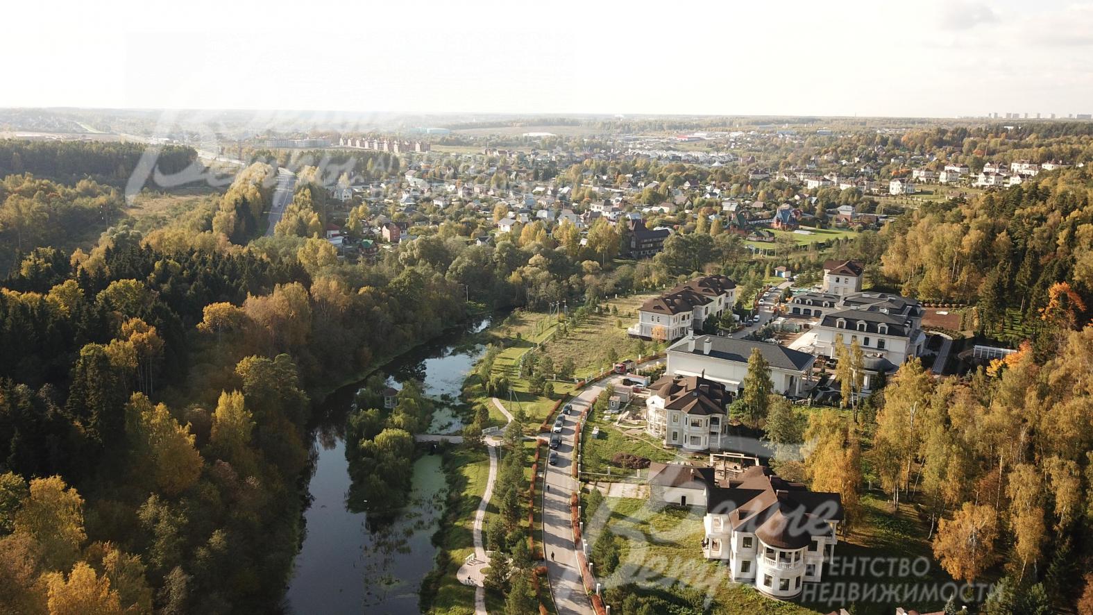 Оборудованная для прогулок набережная в поселке Идиллия