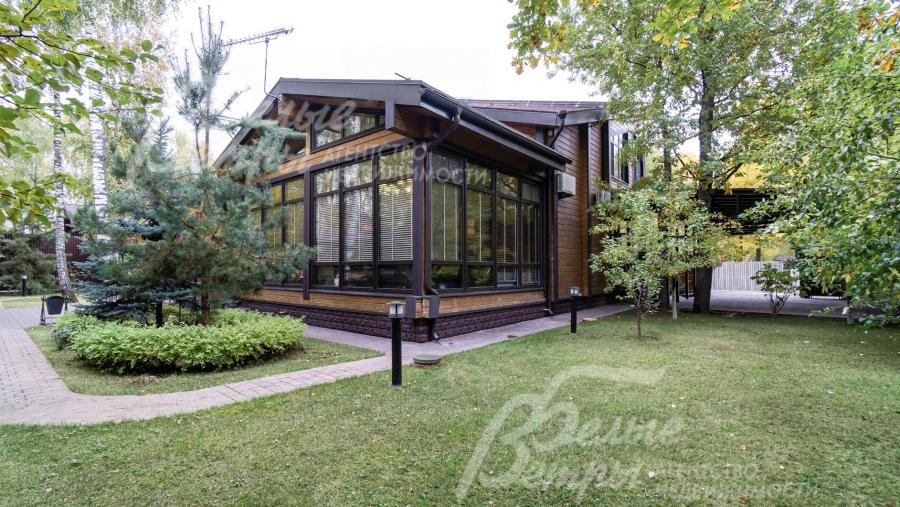 Современный дом с мебелью площадью 285 кв.м в камерном обжитом коттеджном поселке бизнес класса Берёзы