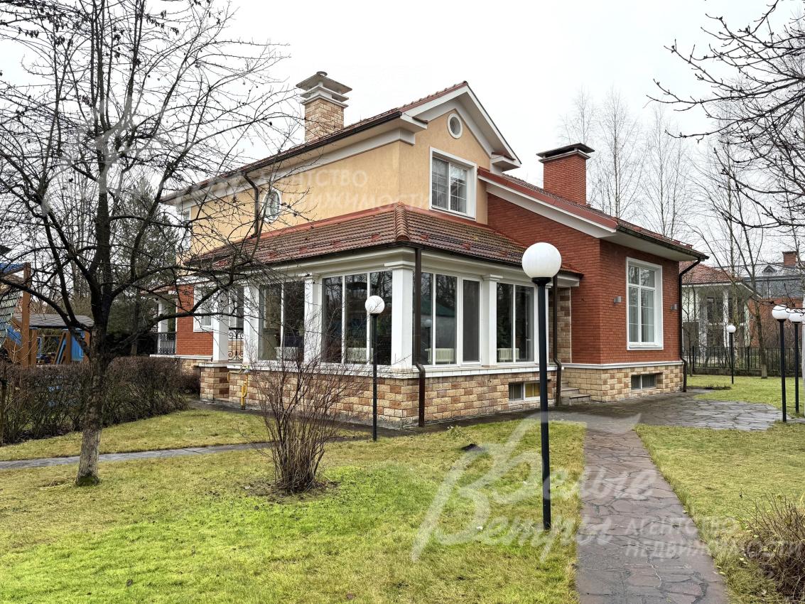 Кирпичный дом класса «бизнес плюс» с классической архитектурой, построенный по высоким стандартам