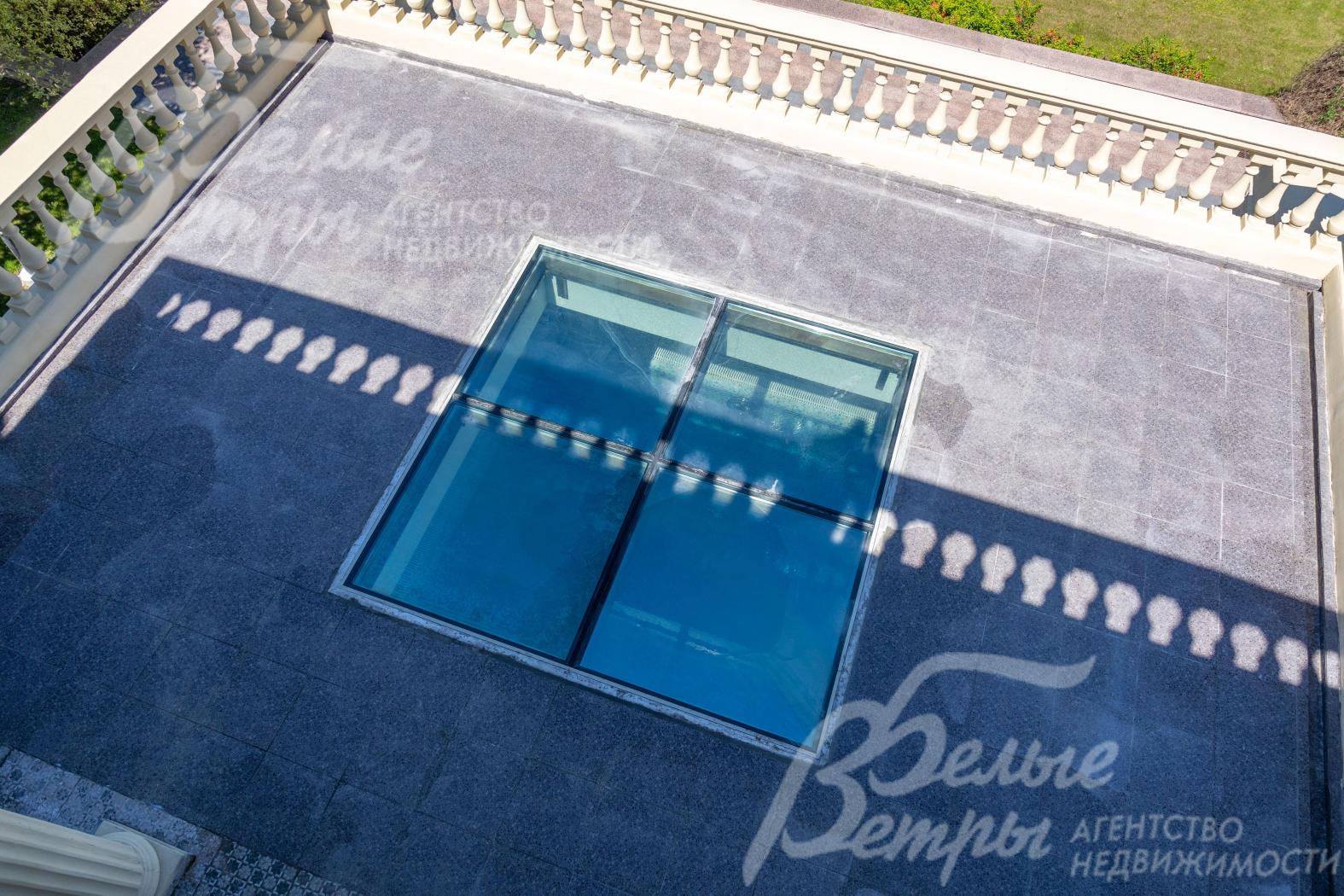 Стеклянный потолок бассейна