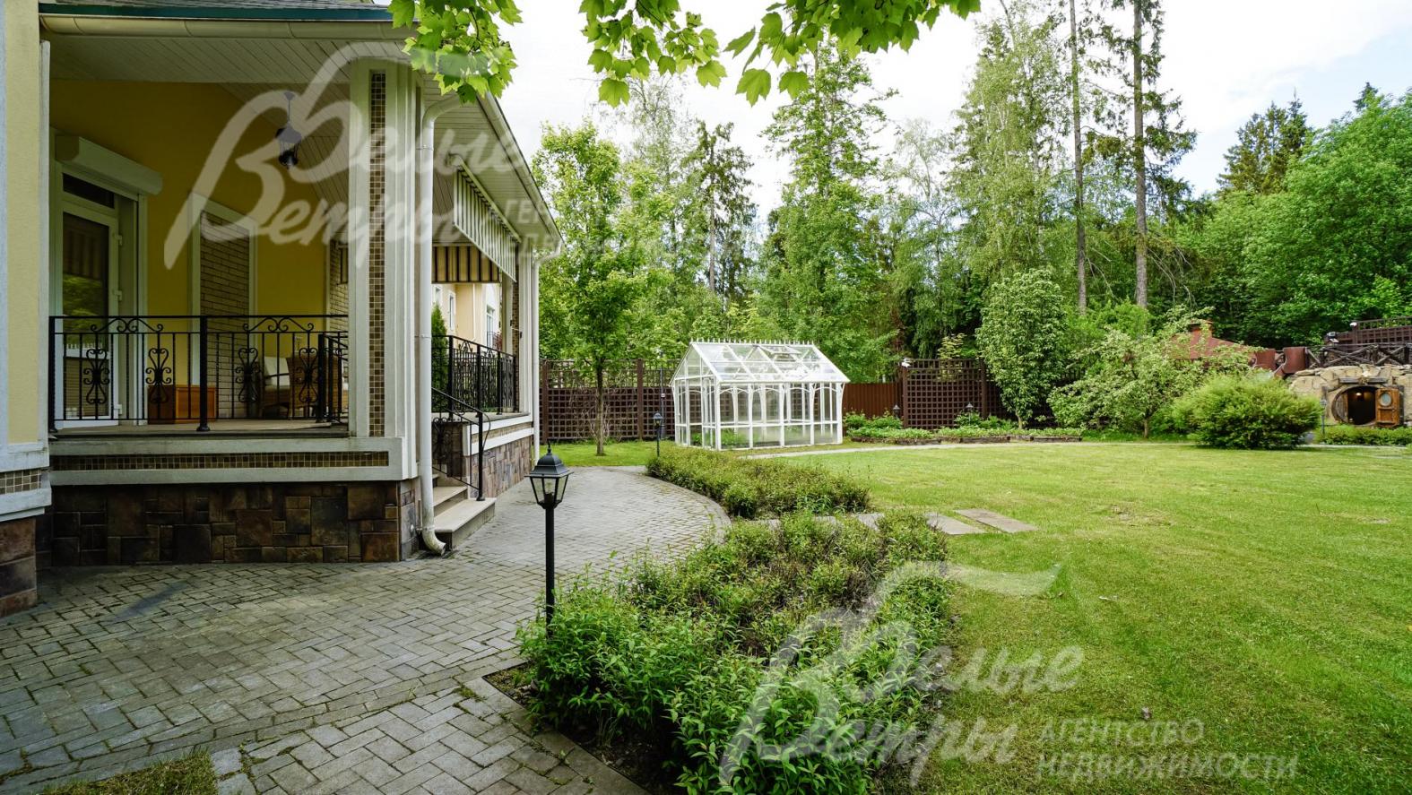 Зона огорода с металлической теплицей в английском стиле