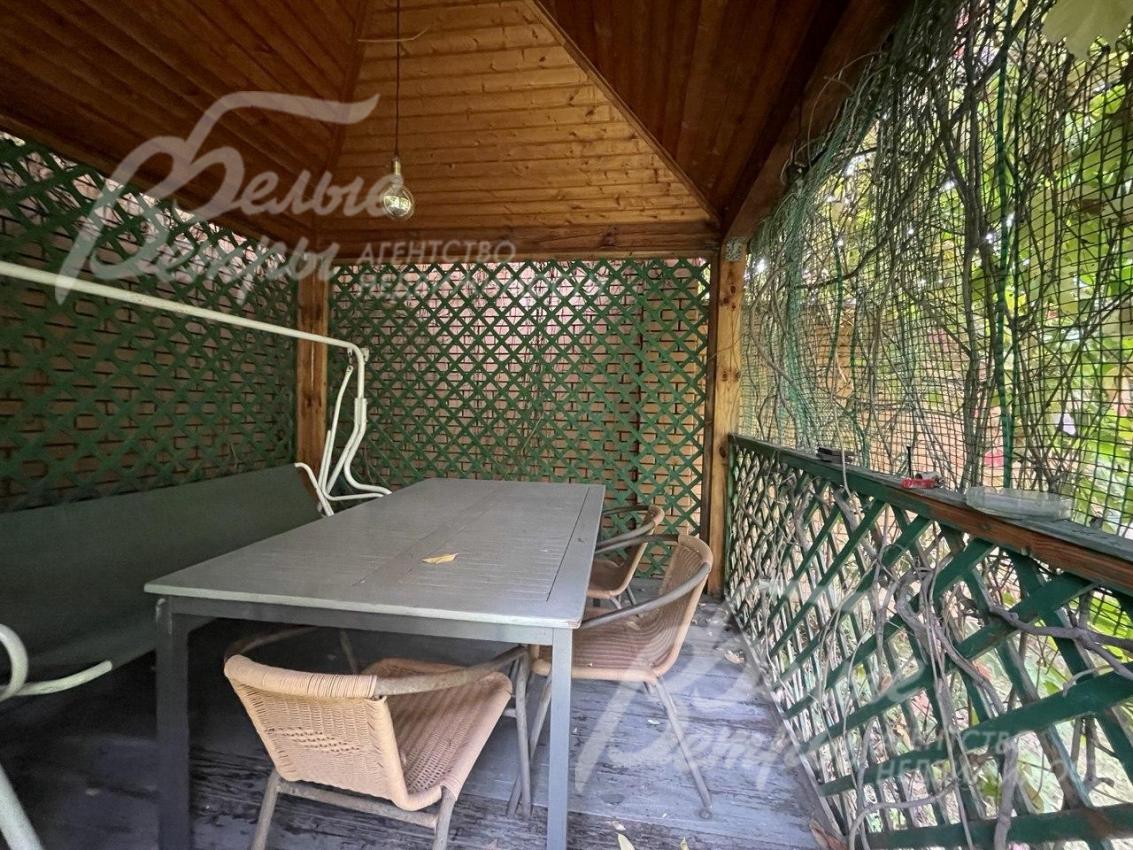 Крытая деревянная беседка