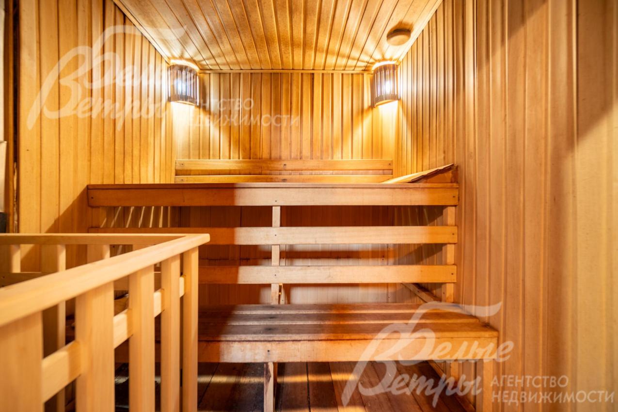 В парной бани установлена дровяная печь