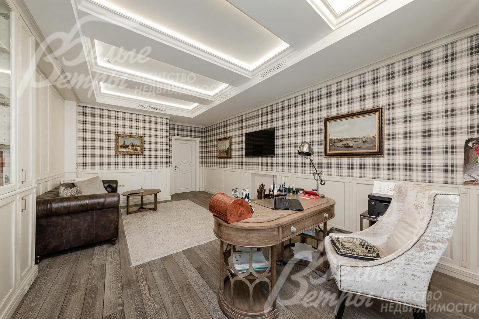 На стенах английские обои и деревянные панели