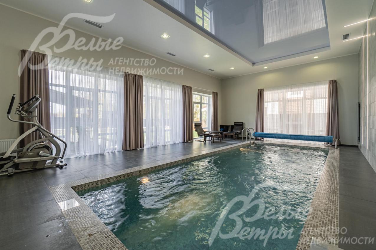 В бассейне установлена система озонирования воды