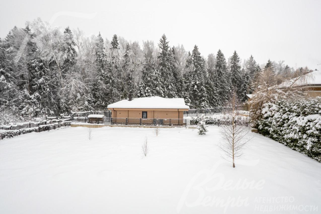 Дом стоит на просторном ровном участке, сзади и слева примыкающем к лесу