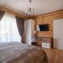 Бревенчатые стены и потолок из дерева в спальнях создают атмосферу уютного загородного тепла и близости к природе