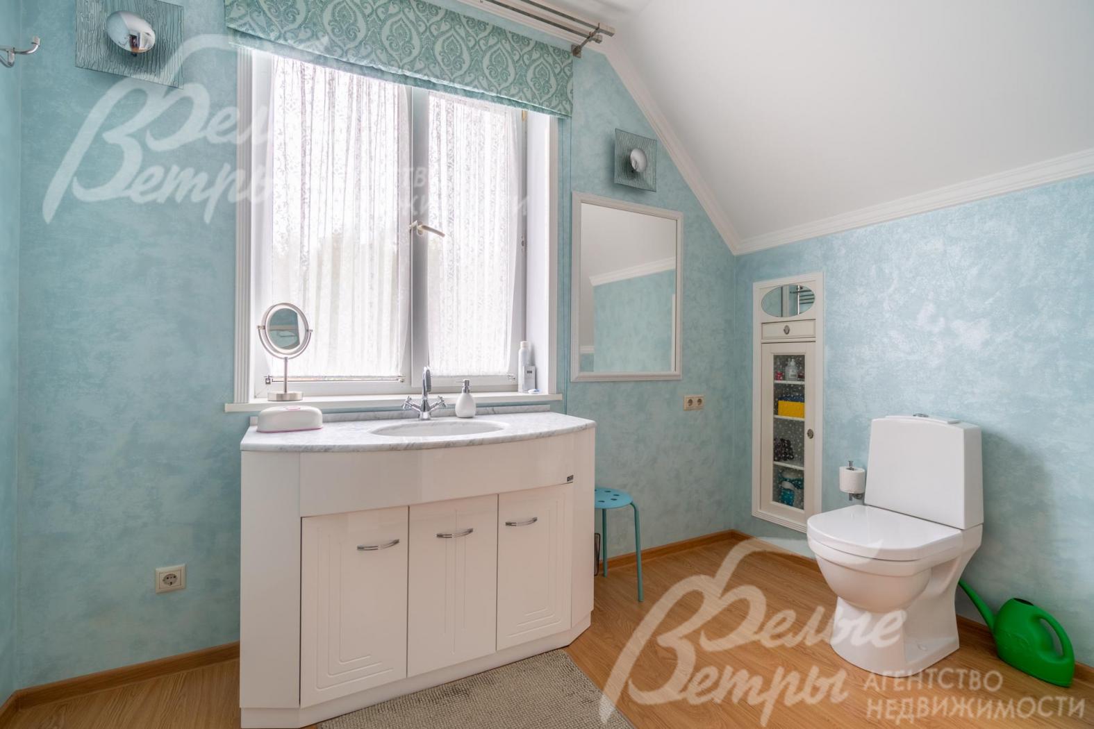 Санузел на втором этаже с белоснежной сантехникой и мебелью