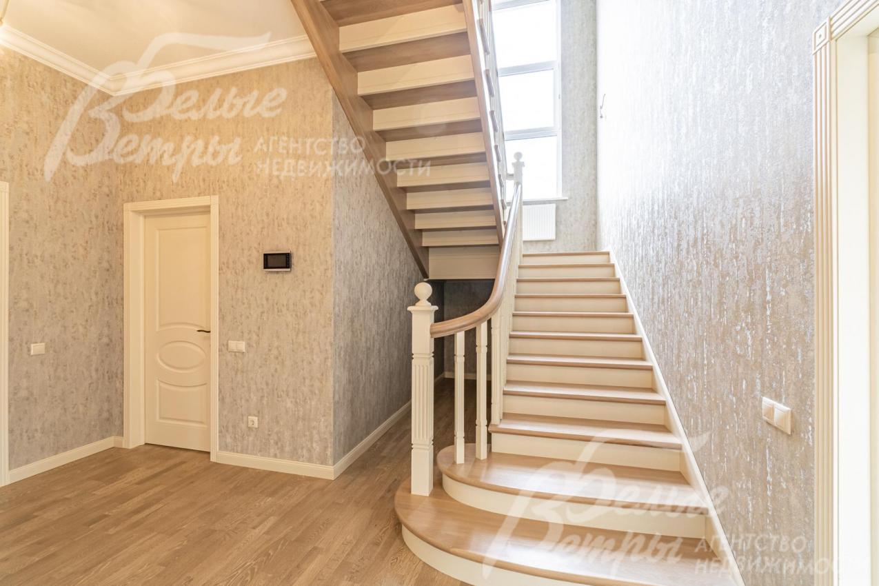 Деревянная лестница (дуб) стандартной ширины, перила деревянные