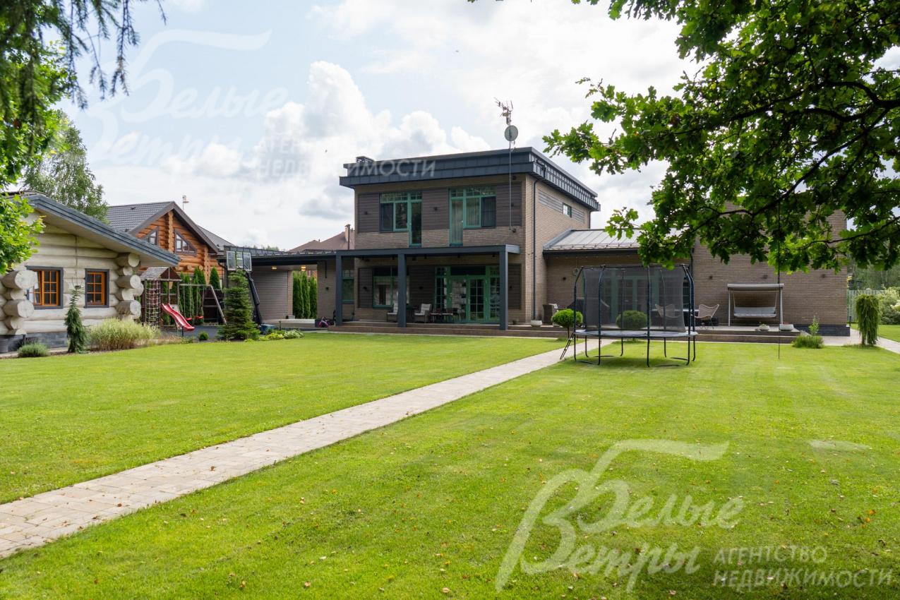 Меблированный дом с лаконичными и стильными архитектурными формами и плоской кровлей