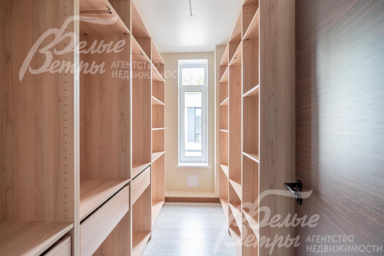 Гардеробные в доме оборудованы удобными системами хранения