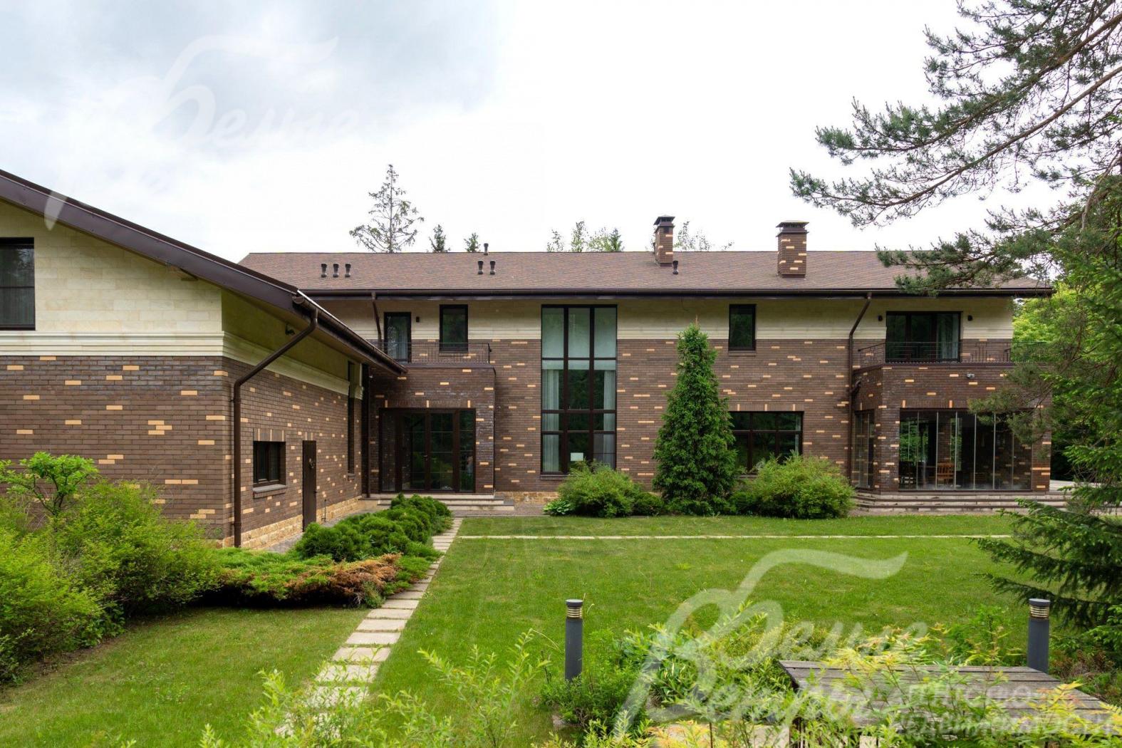 Меблированная усадьба на лесном участке 30 соток в коттеджном поселке ВИК на Киевском шоссе