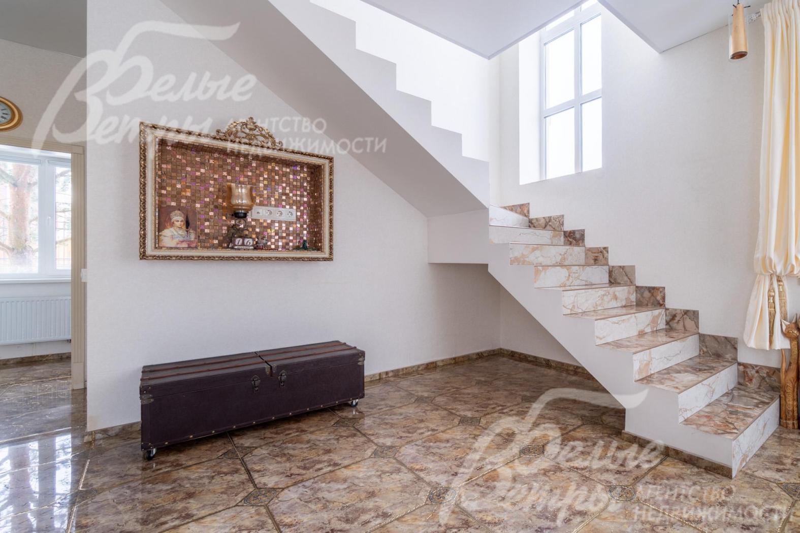 На второй этаж ведёт бетонная лестница, облицованная плиткой