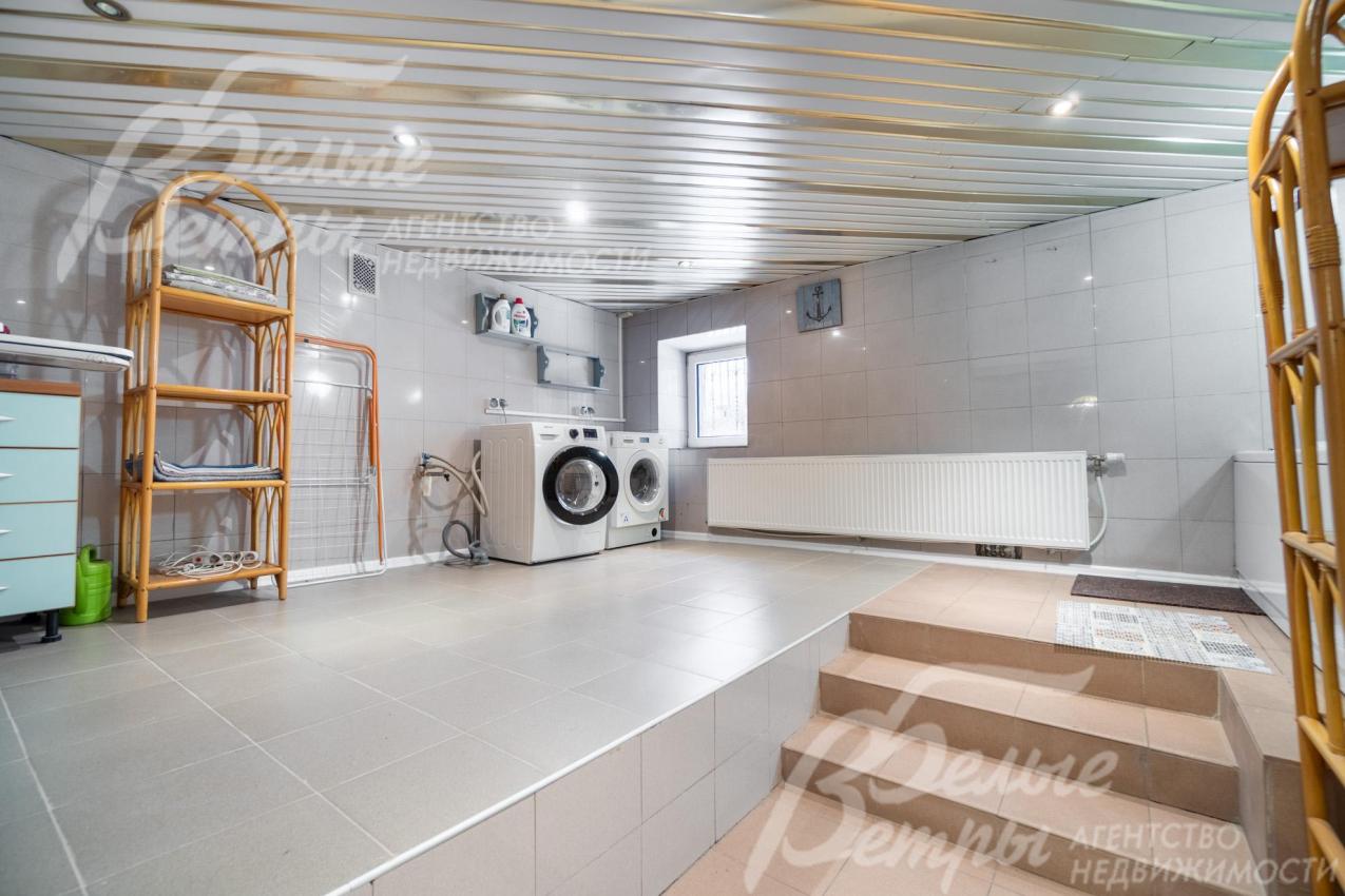 На цокольном этаже находится просторная постирочная, совмещённая с душевой с джакузи