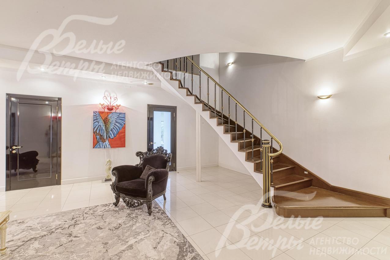 На второй этаж ведёт железобетонная лестница со ступенями, отделанными дубом