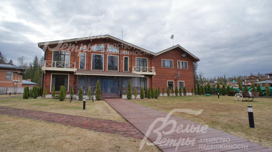 Вид на дом со стороны участка