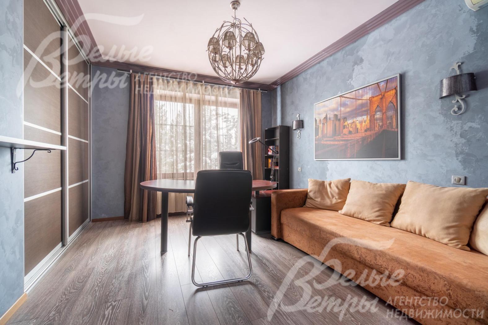 На первом этаже расположены две меблированные спальни. 