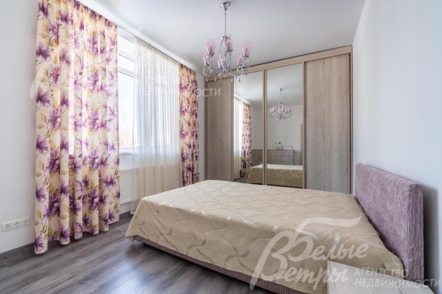 Одна из спален на втором этаже со шкафом и удобной кроватью. 