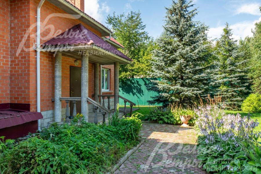 Высажены декоративные и плодовые растения и кустарники