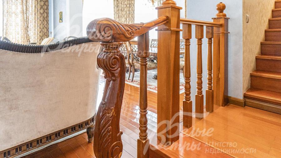 Деревянные резные перила лестницы