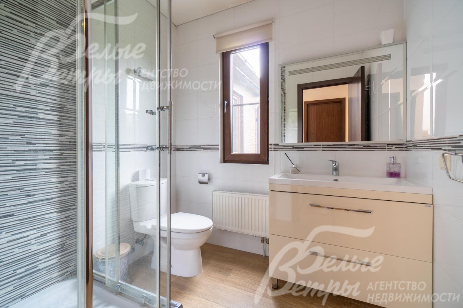 Санузел с душевой на 2ом этаже.