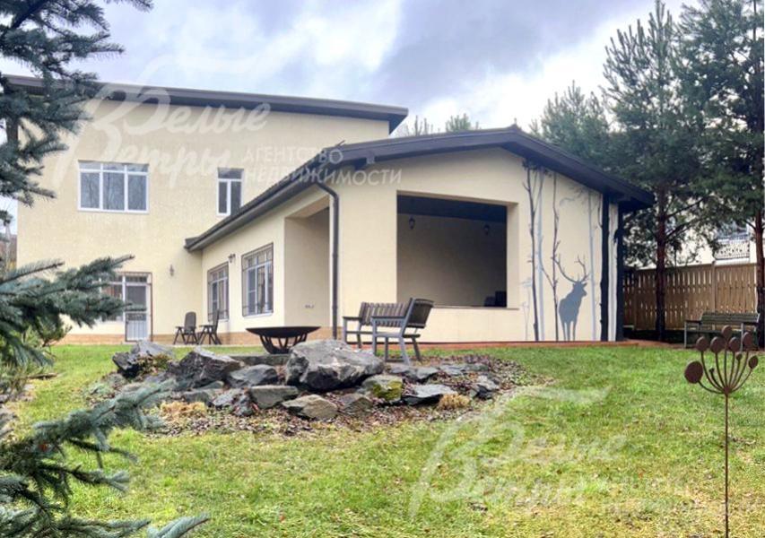 Привлекательный уютный дом в классическом стиле на благоустроенном видовом участке