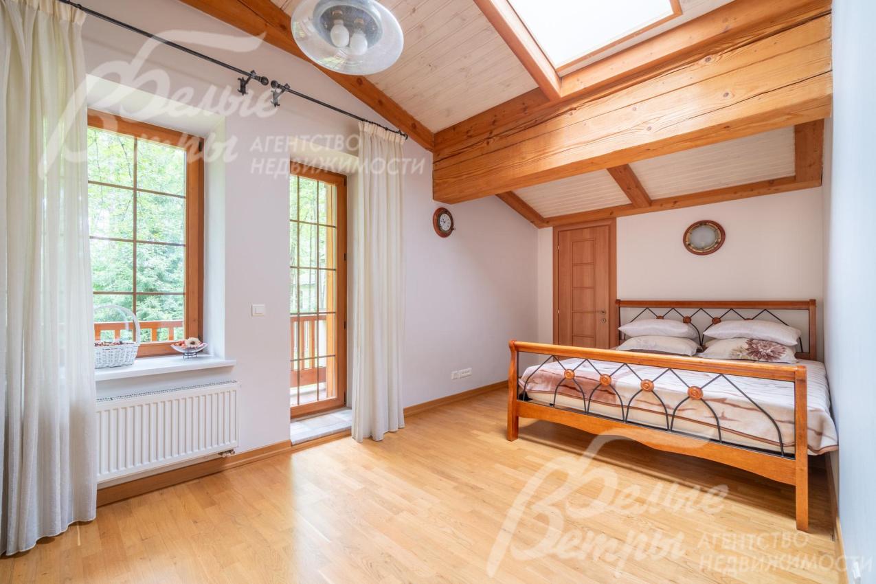 Уютная спальня на 2-ом этаже с выходом на балкон