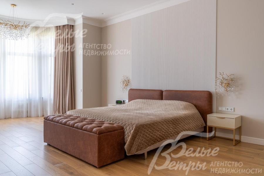 Рядом с кроватью - прикроватный пуф