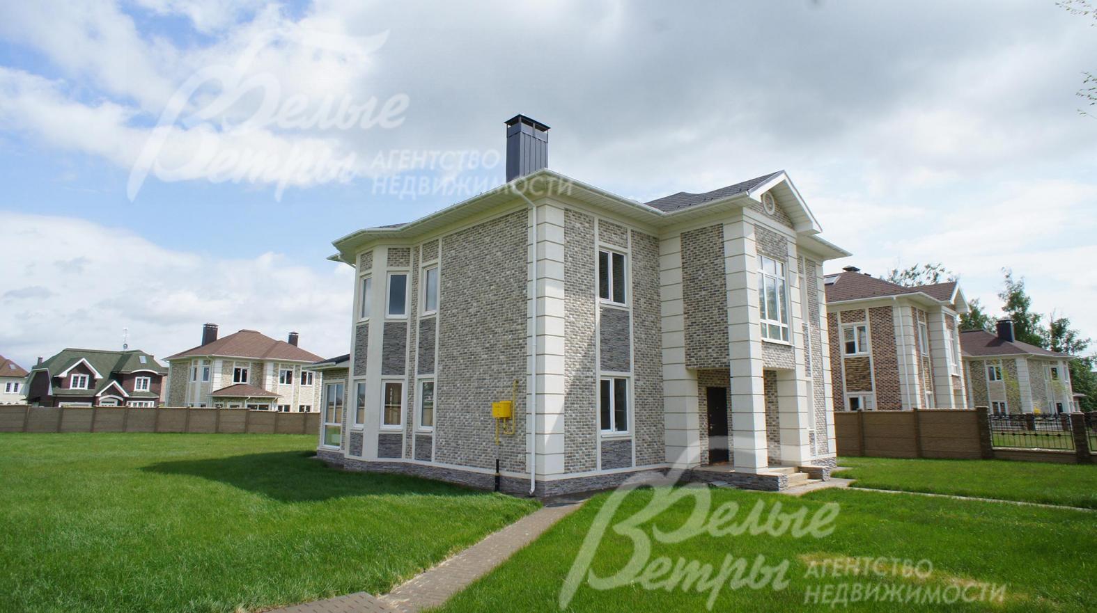 На участке газон, дорожка вымощена брусчаткой