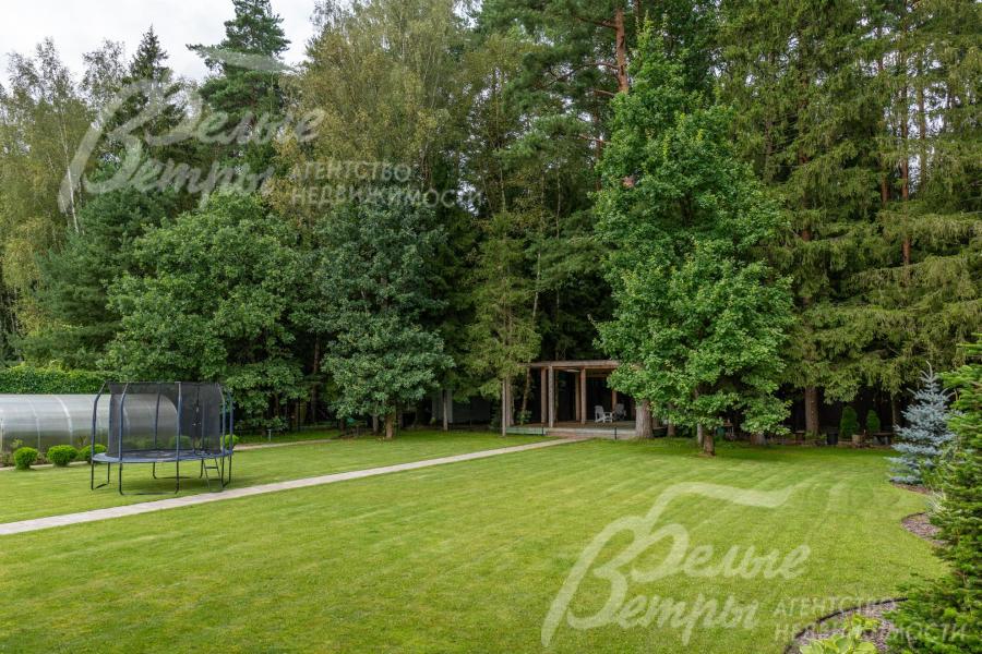 Участок граничит с лесом, расположен в тихом месте вдали от шума дорог