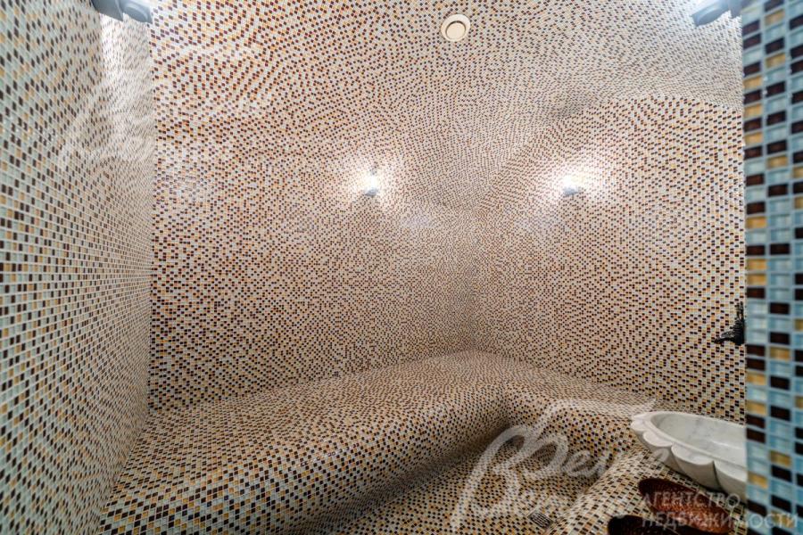 В спа-зоне также расположен хамам с трехсторонней скамьёй и отделкой дорогостоящей мозаикой