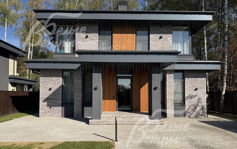 Дом в духе актуальных тенденций: фасад отделан ригельным кирпичом и лиственницей
