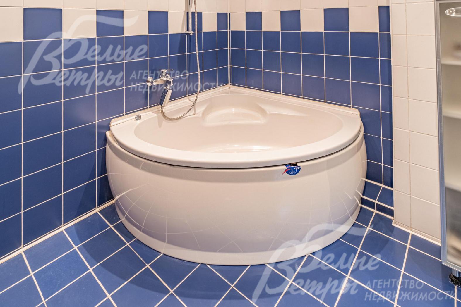 Санузел с угловой ванной