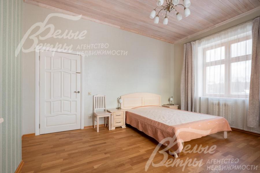 На стенах в спальнях поклеены обои, потолки выполнены из гипсокартона