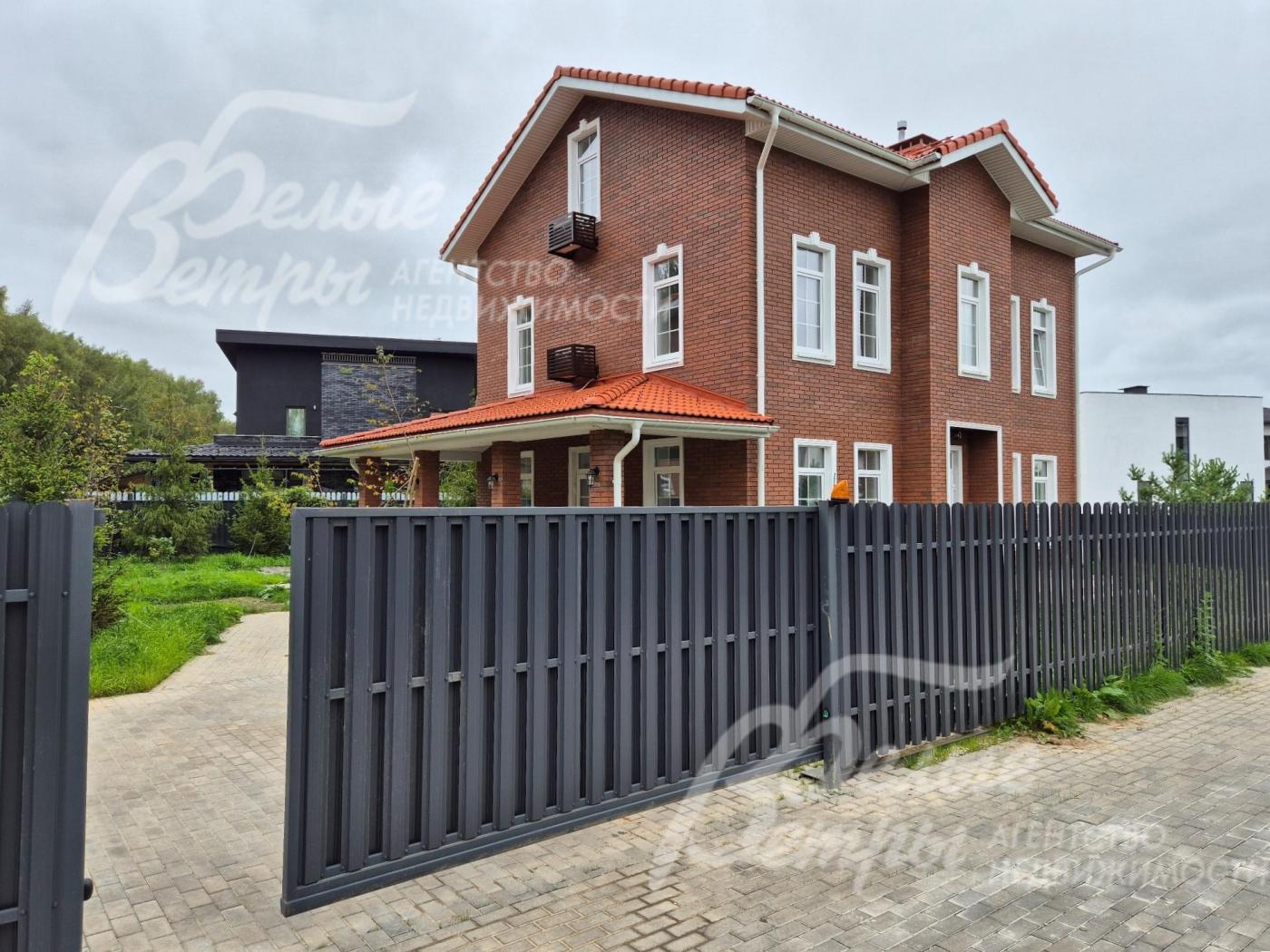 На окнах молдинги, сандрик с замковым камнем.