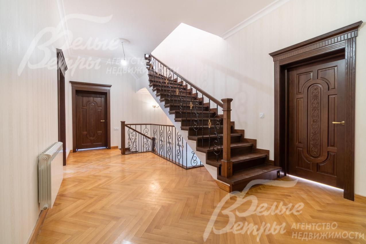 Лестница выполнена из дуба с кованым ограждением. Установлены филёнчатые двери из массива дерева в тон лестнице