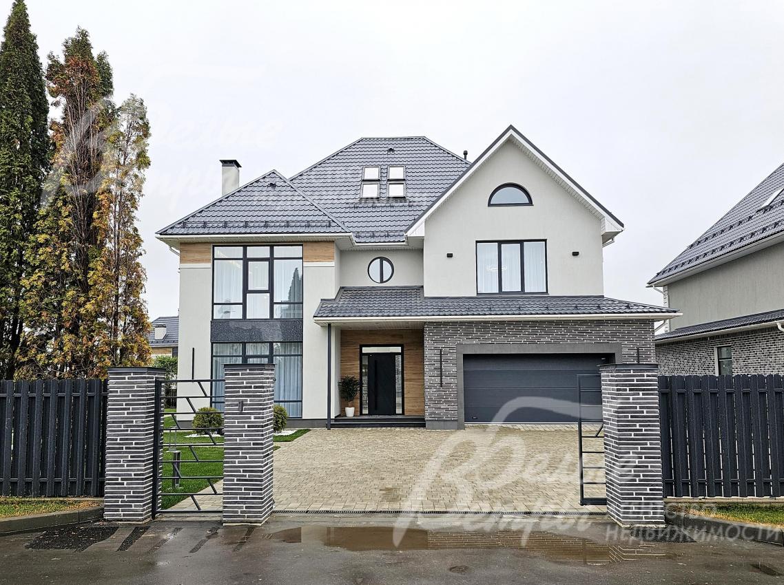 Новый кирпичный дом с архитектурой, объединяющей современную классику и элементы американского стиля