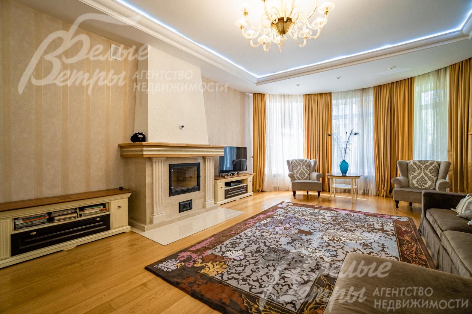 Камин с порталом из мрамора и дерева