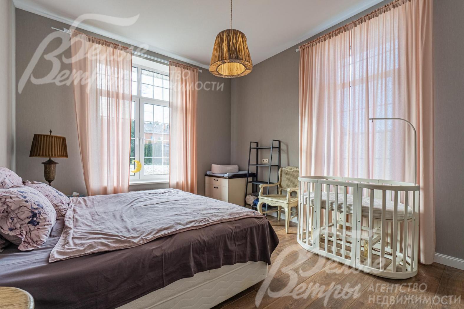 На стенах поклеены обои, на полу - инженерная доска