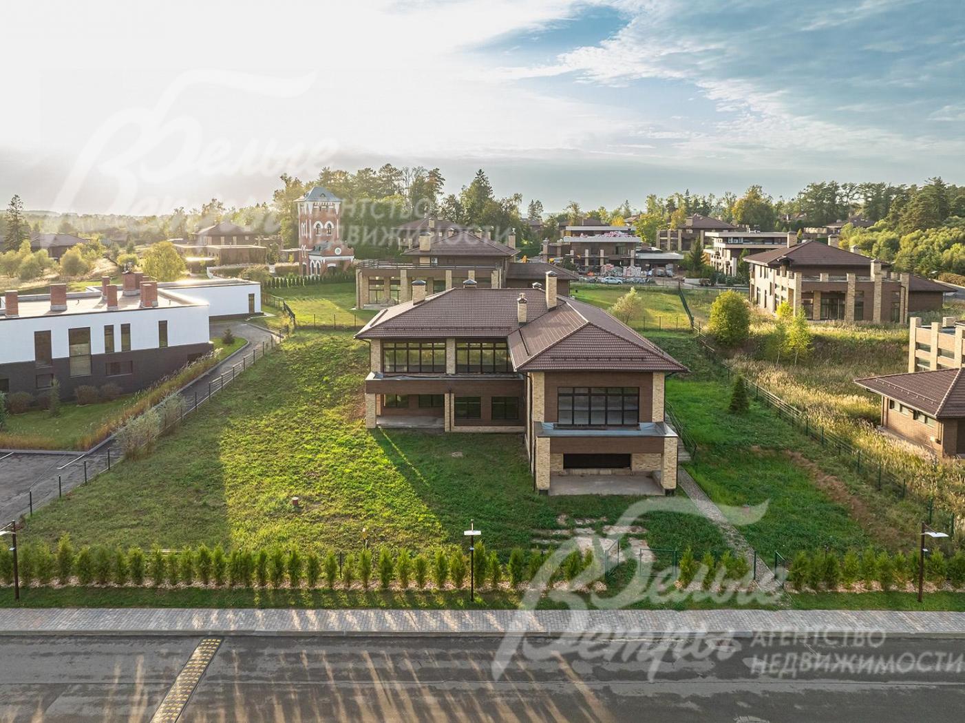 современный дом 750 кв.м с гаражом на участке 25 соток 