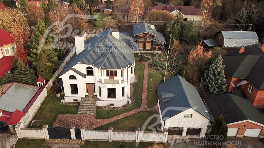 Комплекс строений с бассейном площадью 669 кв.м в охраняемом коттеджном поселке Согласие-1